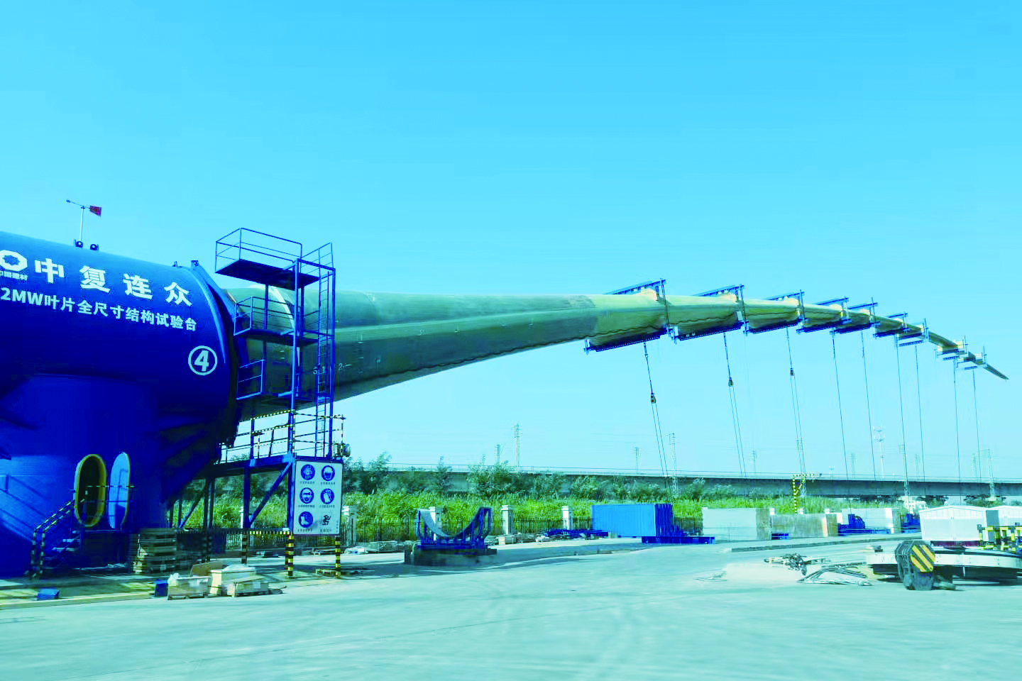 202205121155471652327747959255.jpg 国内最长102米碳纤维叶片在江苏省海上重点实验室中复连众检测平台一次性通过静载测试.jpg