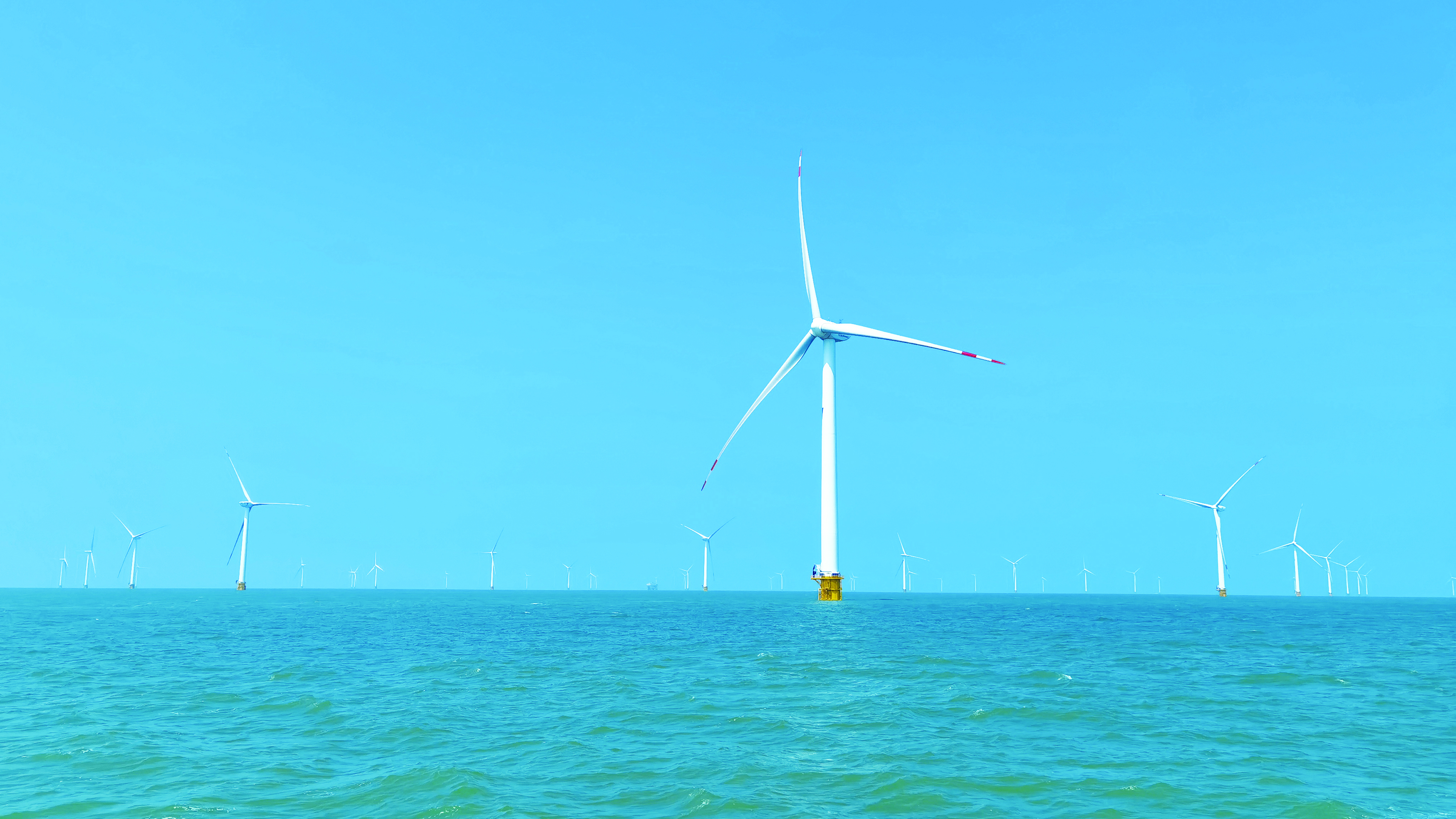 202205121156381652327798264272.jpg 中复连众90米叶片装机的海上风电场.jpg